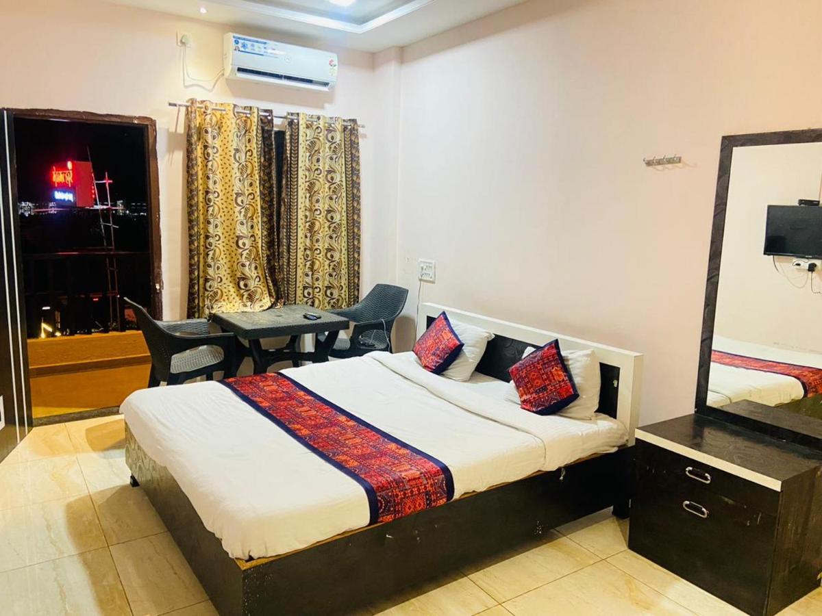 Hotel Meghmalhar Lodging Jejuri 外观 照片